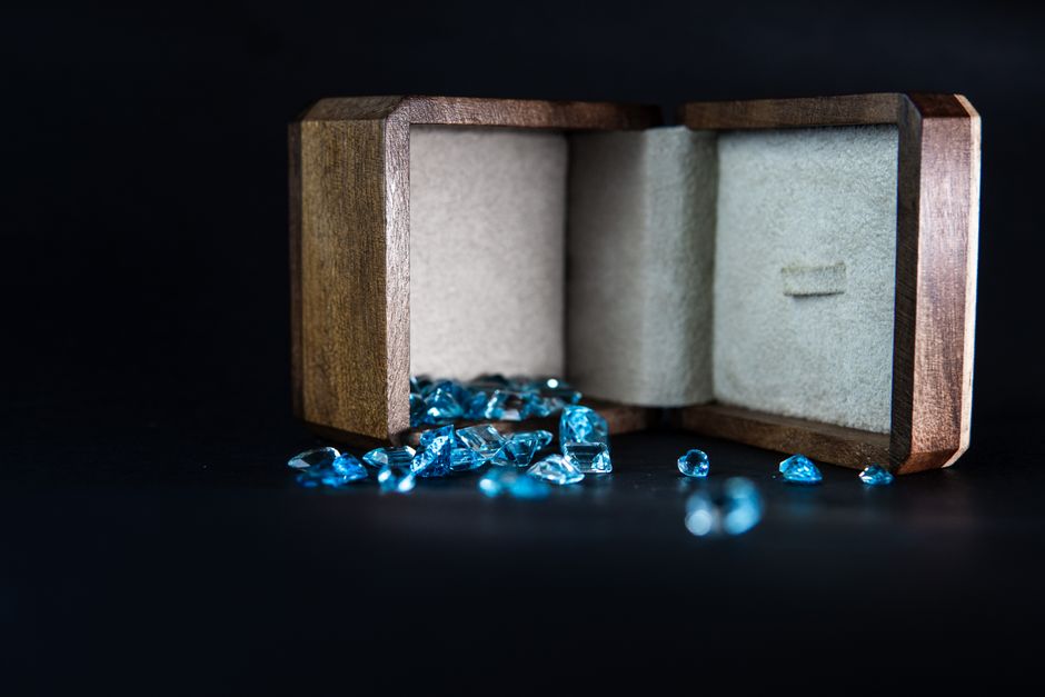 Turquoise vs. Chrysocolla: A Comparative Analysis of Optical Phenomena in Blue-Green Gem Materials