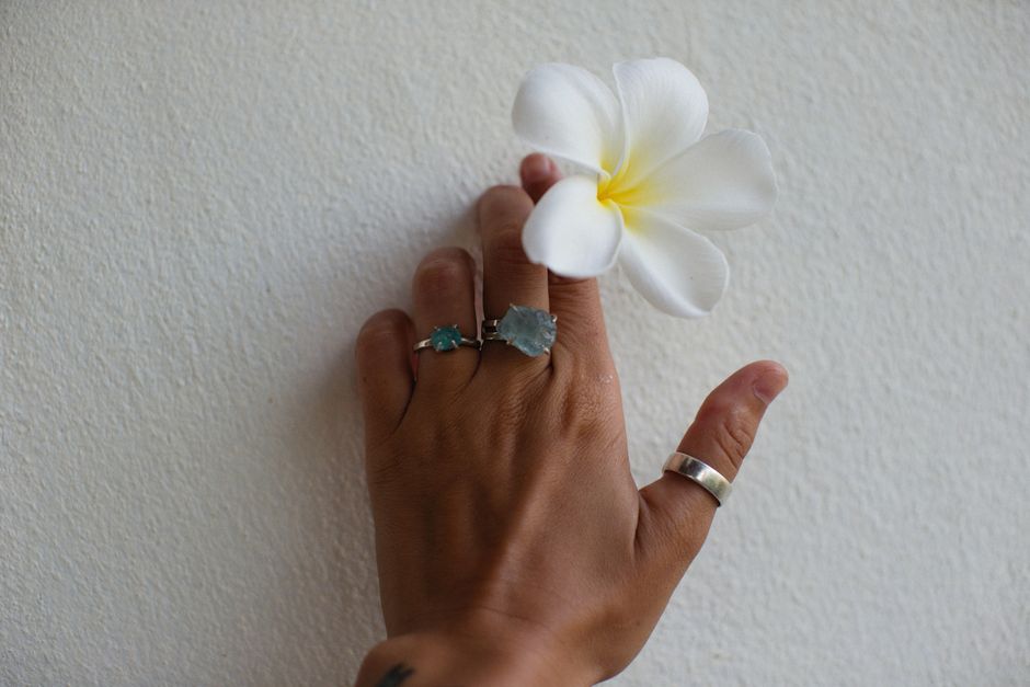 Can You Wear Gemstone Rings While Swimming? A Complete Guide to Water & Chemical Exposure Risks for 15 Popular Gems