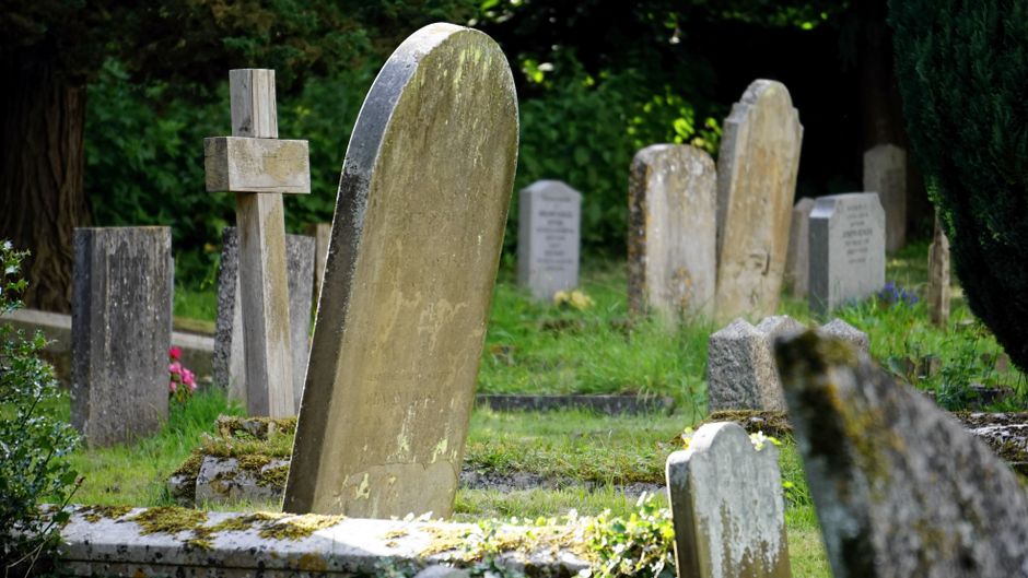 Moonstone and the Funeral Jewel: When a Stone of the Dead Became a Stone of Fashion