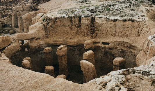 Azurite in the Tribute Economy of the Bronze Age Near East: A Merchant-Network Perspective