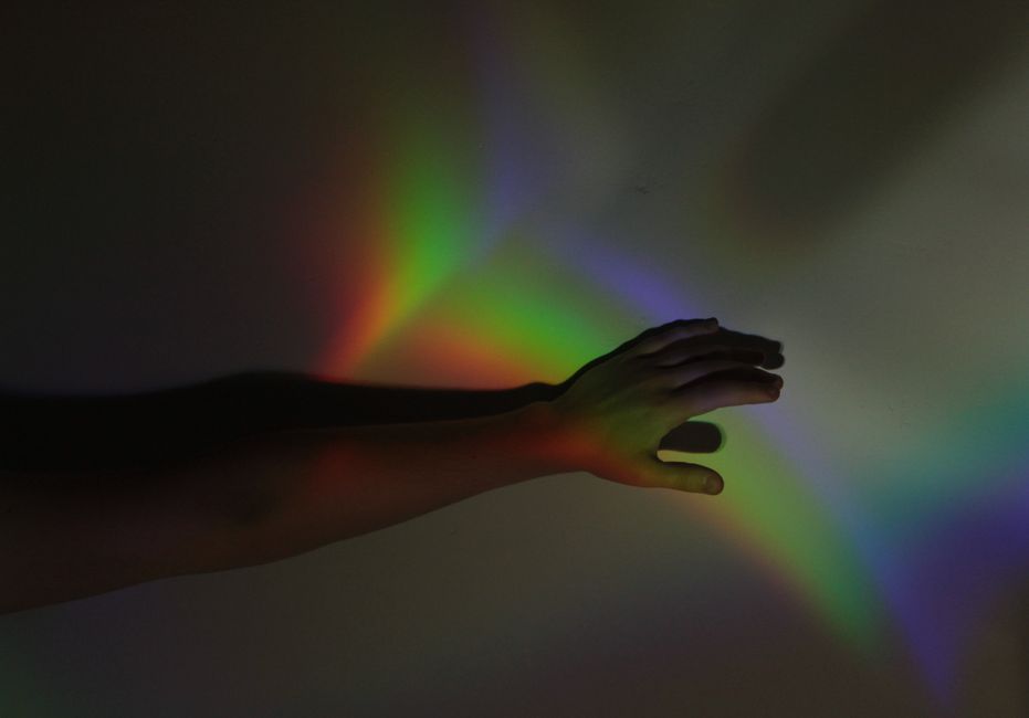 Pleochroism and Light Path in Kunzite: Why Color Depth Changes with Viewing Direction and Lighting