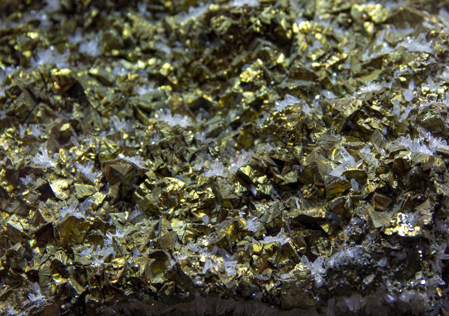 Emerald Mining in the Muzo Region: A Case Study in Gemological Hazards and Trace Element Geology