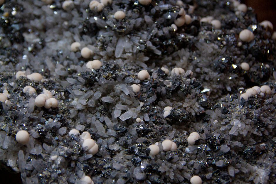 Moonstone Mining: Field vs Laboratory Evaluation of Adularescence and Gem Rough