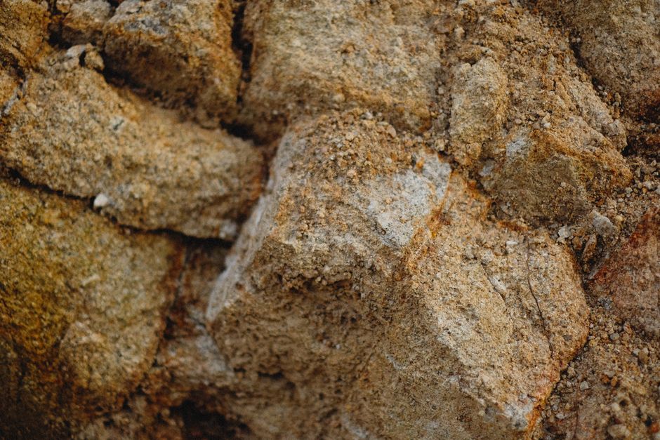 How Do Microscopic Inclusions Reveal the Geological Origins of Natural Peridot?