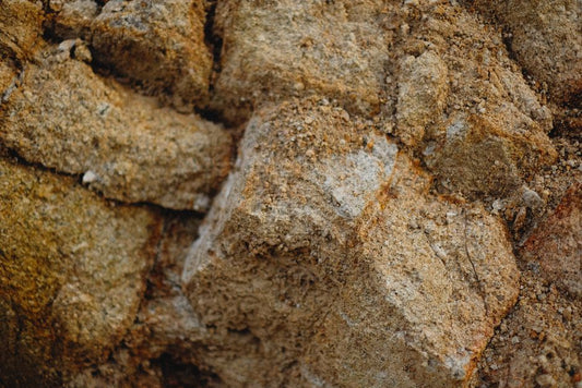 How Do Microscopic Inclusions Reveal the Geological Origins of Natural Peridot?