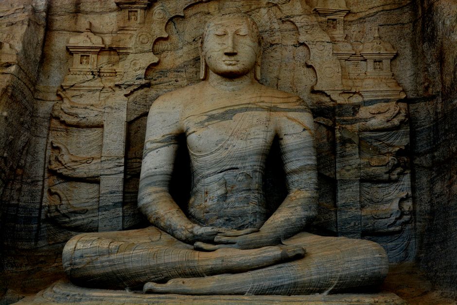 Shadows of the Sacred Moon: Rainbow Moonstone in the Sri Lankan Court of Rajasinha II