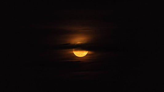 Amber Under the Moon: A Lunar Ritual Guide for Warmth and Clarity