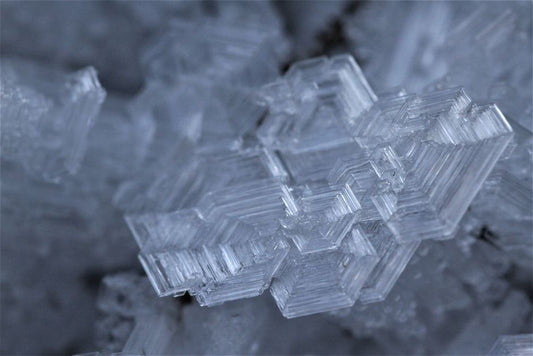 Why Phenakite Can Look Cloudy or Clear: Scattering, Microstructure, and the Geology-to-Optics Connection