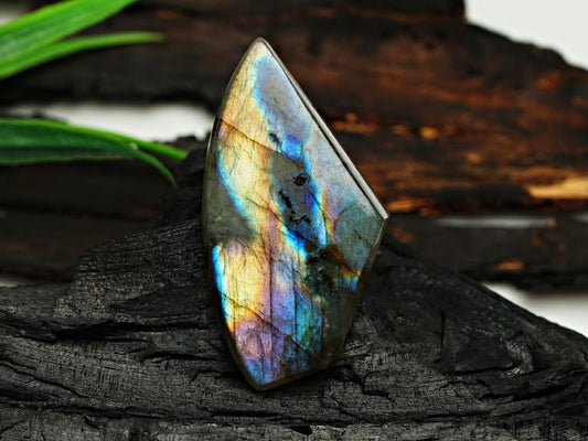 How to Spot Synthetic and Imitation Labradorite: A Gemologist’s Step-by-Step Guide