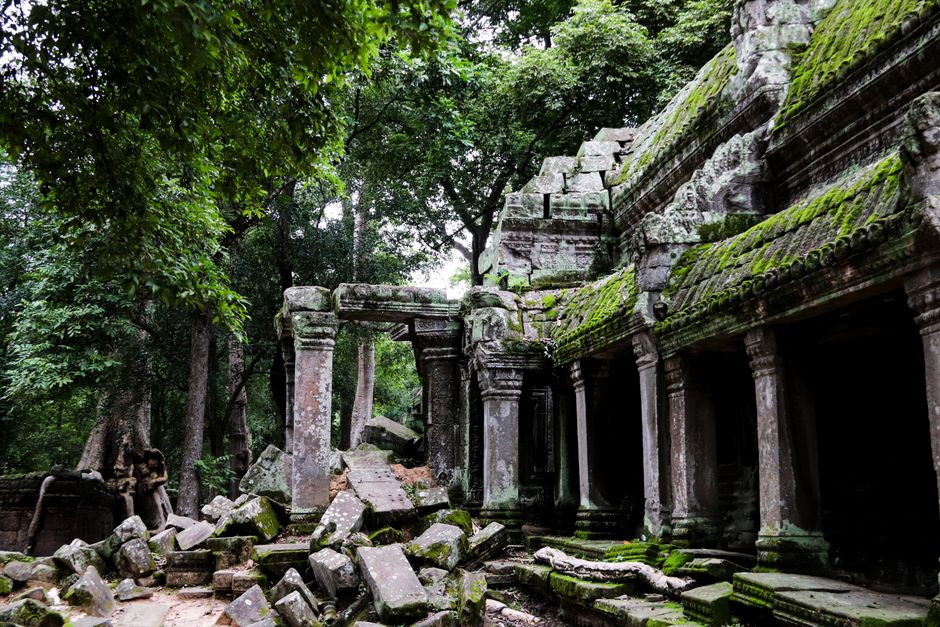 Malachite: The Green Stone of Queens, Merchants, and Ritual—A Comparative Journey Through Ancient Civilizations