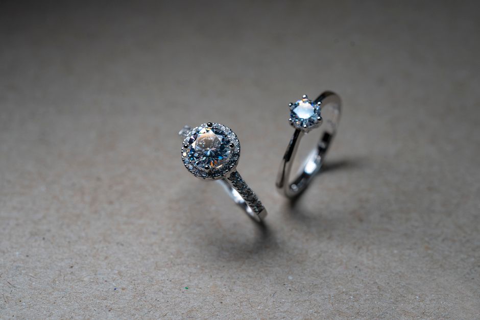 Is It Safe to Sleep in an Alexandrite Ring? Prong, Bezel, and Clasp Risks