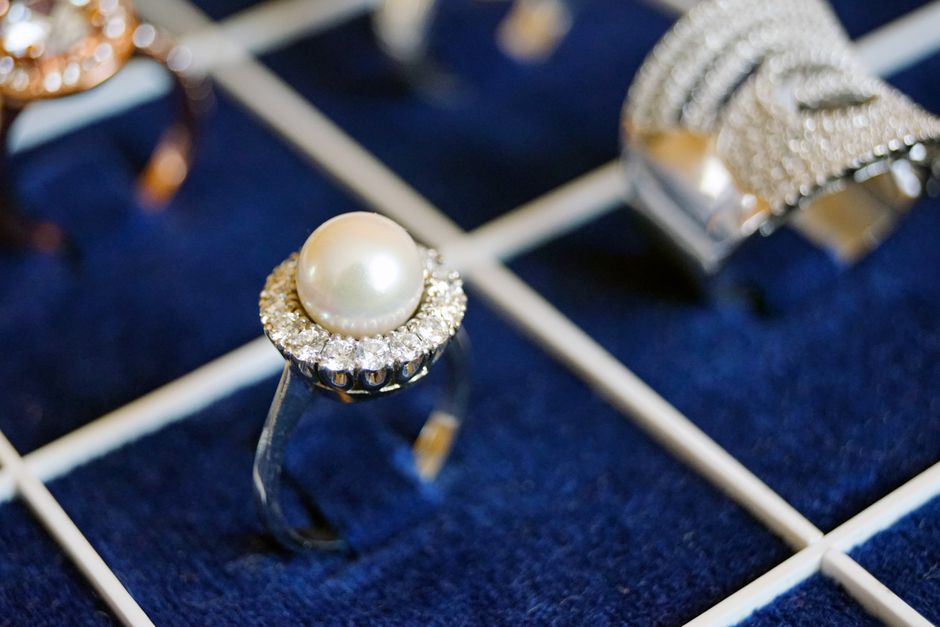 Pearls Between Empires: How Akoya Cultured Pearls Became Diplomatic Gifts and Mass-Market Jewels