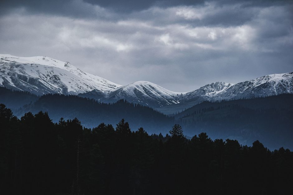 The Sapphire Beneath the Snow: How Ancient Himalayan Tribes Guarded the Lost Fires of Kashmir