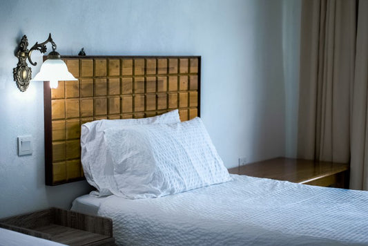 When Rubellite Sits on the Nightstand: A Simple Bedside Practice Without Extra Tools