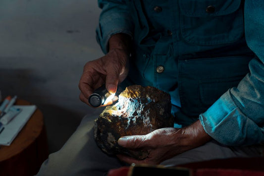 Labradorite vs. Spectrolite: A Comparative Analysis of Geological Settings and Mining Techniques