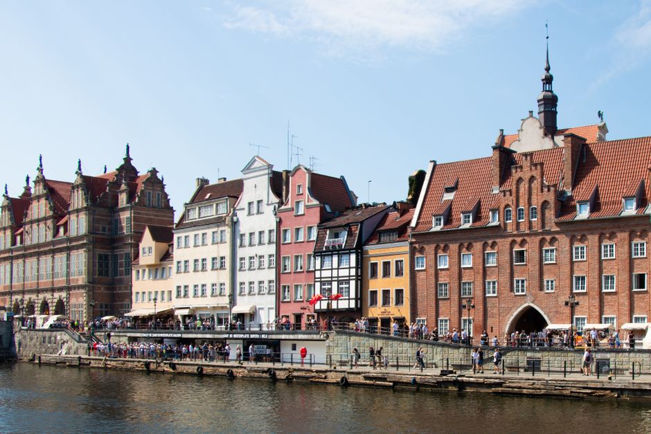 Amber in the Dealer's Ledger: How the Lubeck and Danzig Houses Shaped the Early Modern Baltic Amber Market