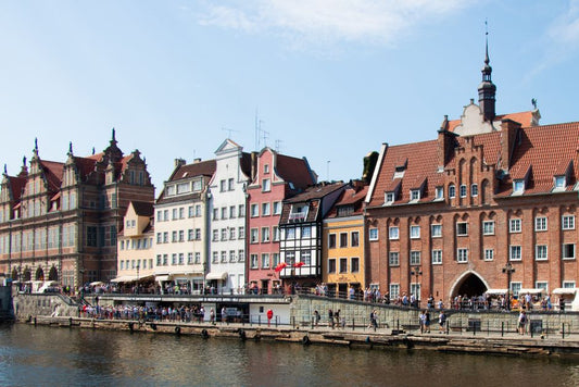 Amber in the Dealer's Ledger: How the Lubeck and Danzig Houses Shaped the Early Modern Baltic Amber Market