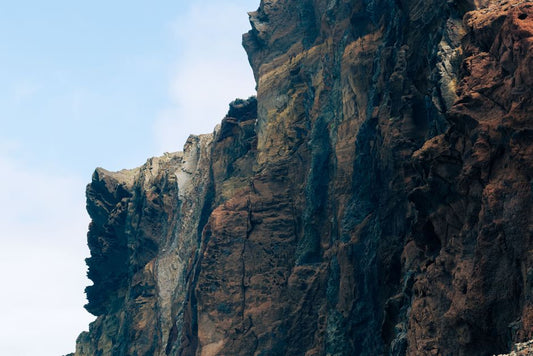 Sphene Formation: Comparing Natural Geological Origins with Lab-Created Alternatives