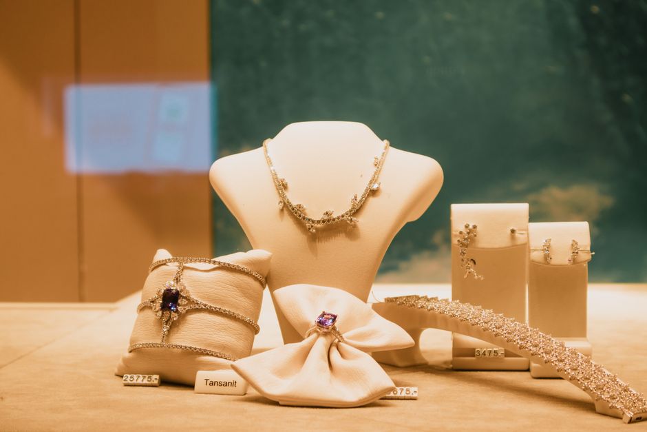 Tanzanite Buying Guide: How to Identify Quality, Color, and Treatments