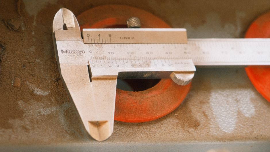 When the Spectrometer Looks Away: Reading Imperial Topaz with Imperfect Instruments