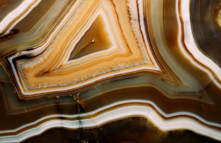 Why Onyx and Sardonyx Differ in Hardness, Toughness, and Color
