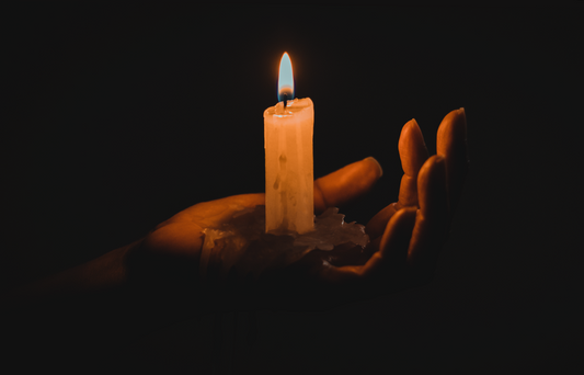 Beeswax Amber and the Element of Warmth: A Minimalist Symbolic Practice