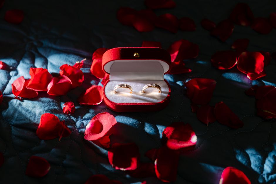 The Ultimate Guide to Buying Pigeon Blood Ruby Proposals: How Rarity and Certification Shape the Perfect Engagement Ring