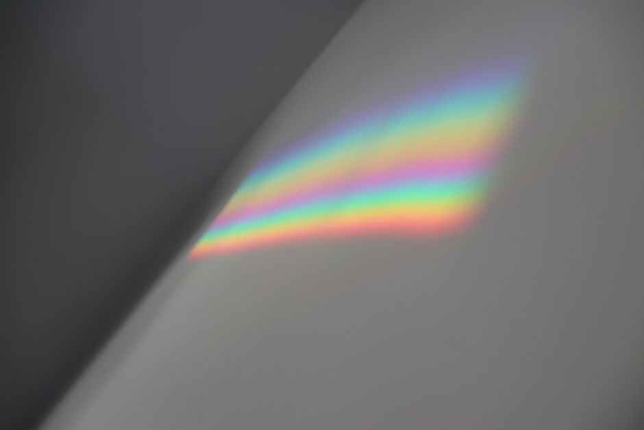 How Spectral Fingerprints Distinguish Black Opal from Its Optical Impostors