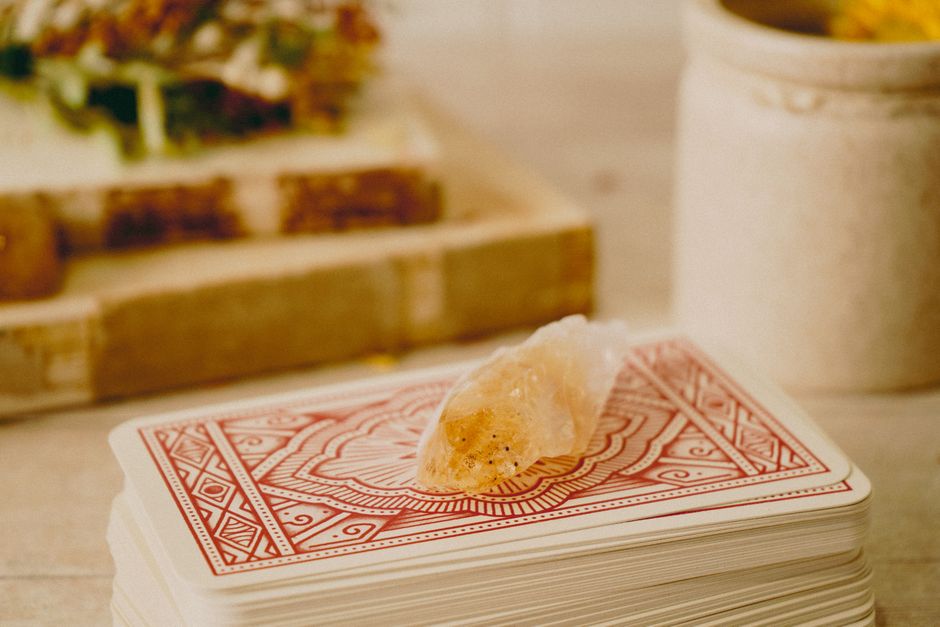 How Growth Zoning and Internal Patterns Reveal the Identity of Imperial Topaz