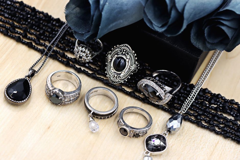 How to Spot Fake Black Opal: A Budget-Conscious Buyer's Guide to Real vs. Imitation