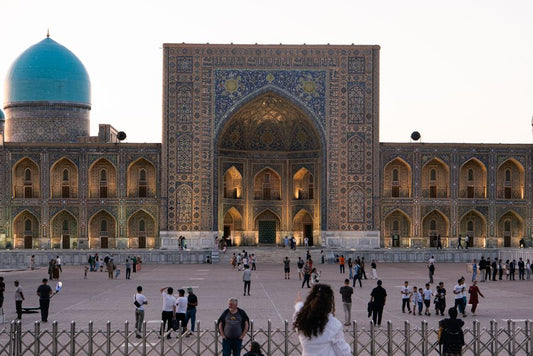 Turquoise on the Silk Road: The Paradox of Empire and the Global Trade in a Blue Stone