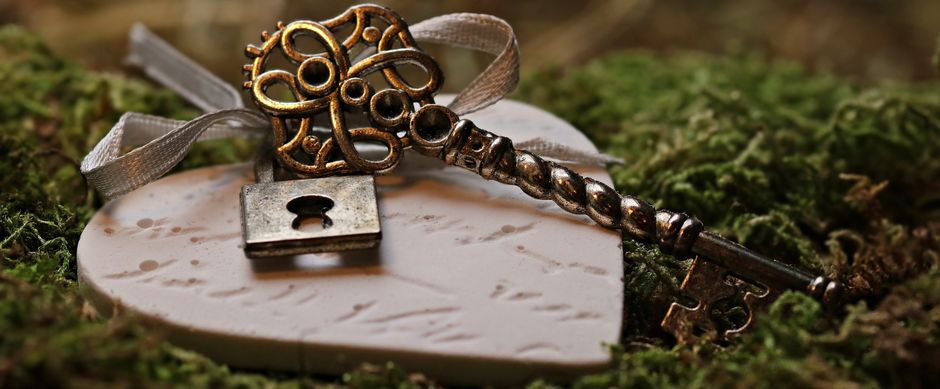 Inherited Thunder: Moldavite, Family Heirlooms, and the Limits of Sacred Adornment