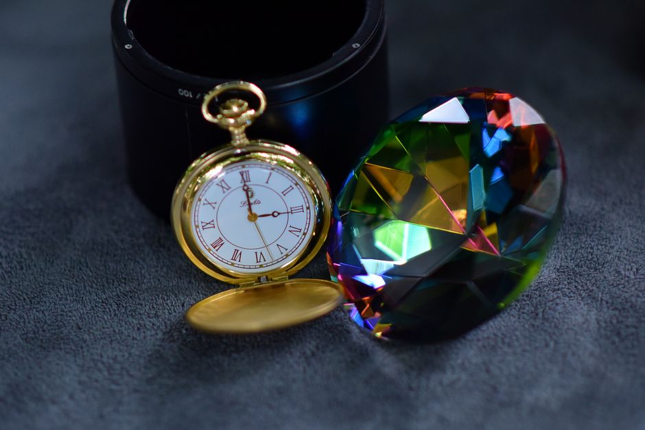 Color Change Garnet: A Comparative Study of Alexandrite-Effect Stones in Roman, Mughal, and Victorian Jewelry Traditions
