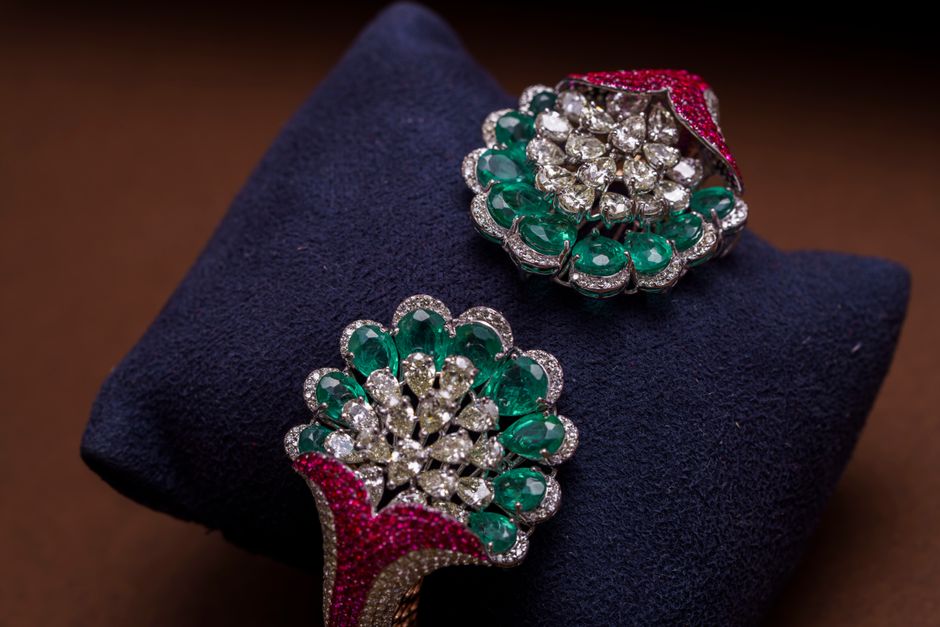 The Secret Language of Emeralds: How to Spot Fakes and Haggle Like a Gemologist