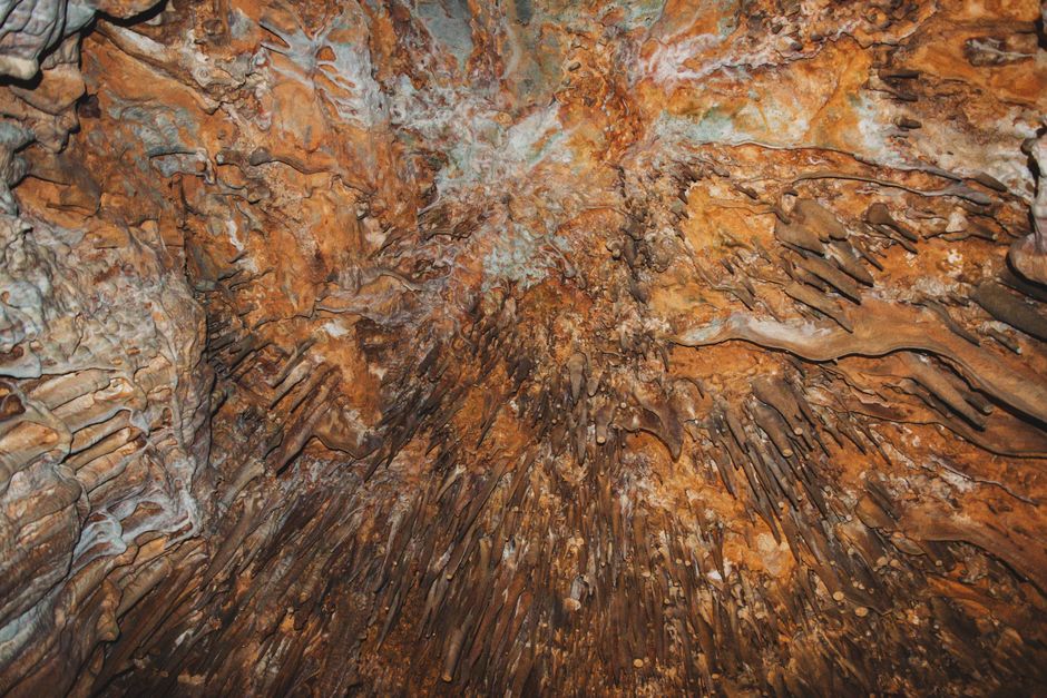 Unveiling the Hidden Spectra: How Pleochroism in Andalusite Reveals Deep Geological Origins
