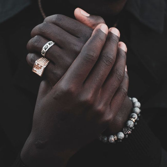 Sodalite in the Carver's Hand: A Hard Stone's Place in Modern Glyptic and Gendered Adornment