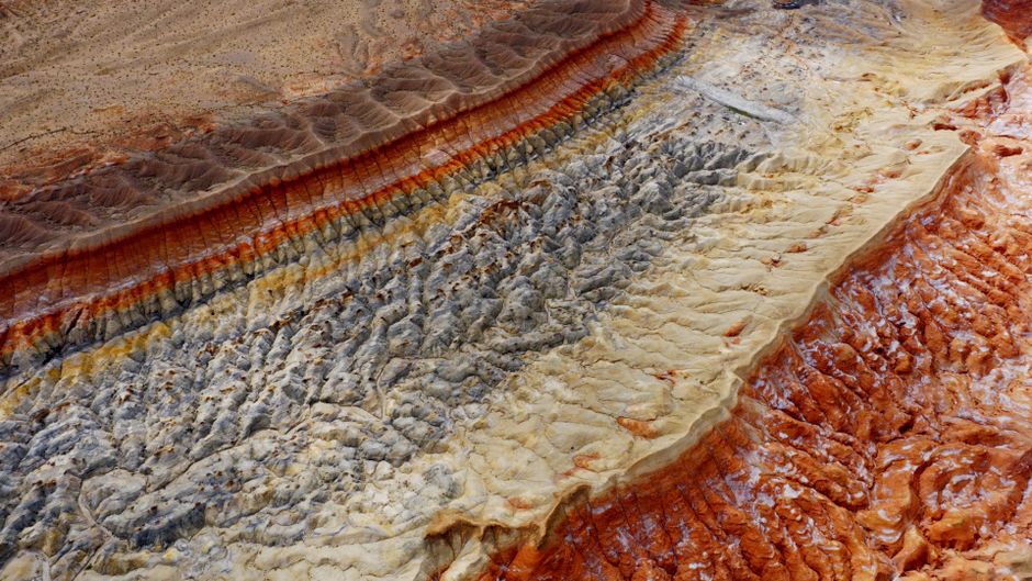 Sardonyx: How Layered Chalcedony Records Its Depositional History