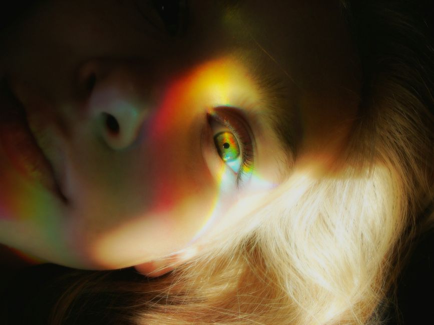 Tiger's Eye and Light Source: Why Its Chatoyant Colors Shift with Illumination