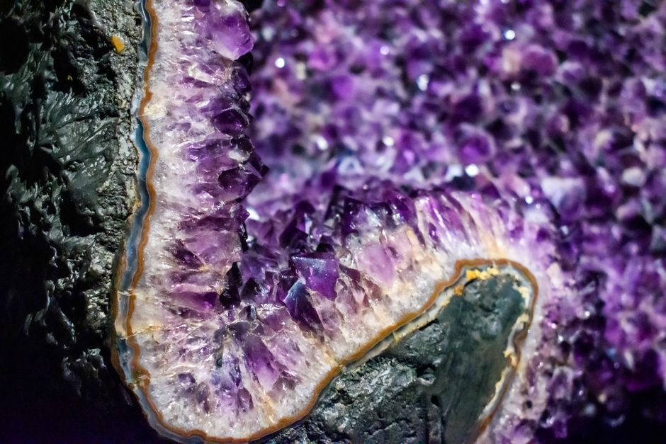 Tiger's Eye: The Complete Mineralogy FAQ on Its Formation, Properties, and Healing Lore