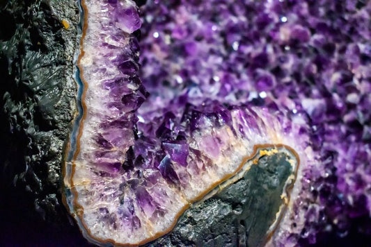 Tiger's Eye: The Complete Mineralogy FAQ on Its Formation, Properties, and Healing Lore