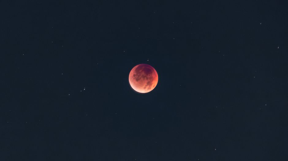 Aligning with the Moon: Red Beryl and Solfeggio Frequencies for Lunar Rituals