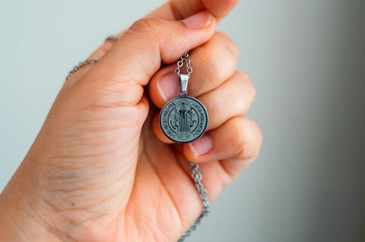 Bloodstone in Royal Hands: The Imperial Amulet of Christian Kings and Conquerors