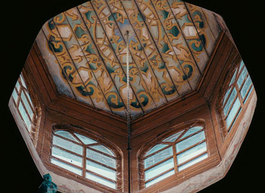 Sphene in the Sacred Adornments of the Suleiman Dynasty: A Glimmer of Divine Light
