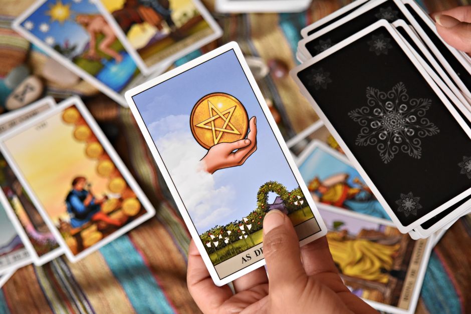 Pairing Satin Spar with Tarot and Oracle: Symbolism Without Superstition