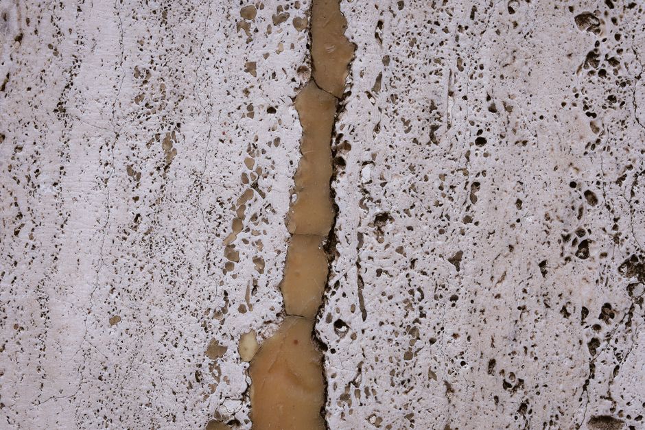 When a Fissure Is Not Empty: Distinguishing Emerald Fissure Fillers from Natural Inclusion Fluids