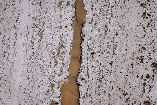 When a Fissure Is Not Empty: Distinguishing Emerald Fissure Fillers from Natural Inclusion Fluids