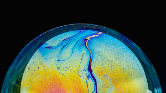 Thin-Film Interference in Coated Topaz: How Surface Optics Can Be Distinguished from Bulk Color