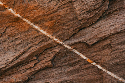 Howlite Deposits: Why Gem-Grade White Veins Are Geologically Rare