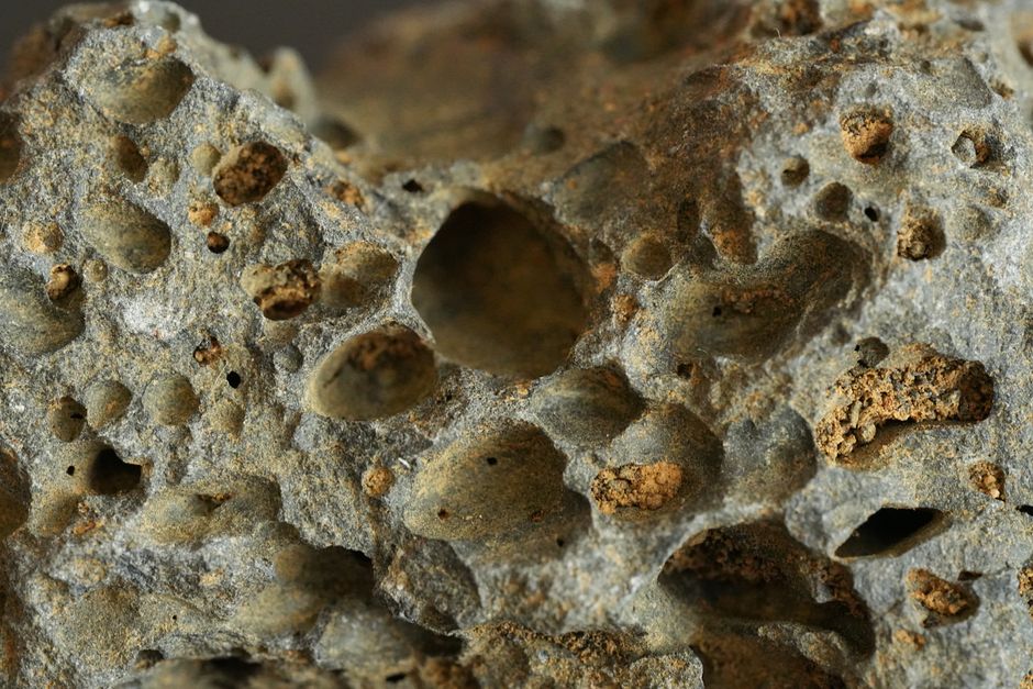 Why Sunstone Isn't Porous: Feldspar Structure, Hydration, and the Illusion of Spongy Gem Material