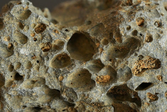 Why Sunstone Isn't Porous: Feldspar Structure, Hydration, and the Illusion of Spongy Gem Material